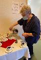 Mona serverar julkaffe